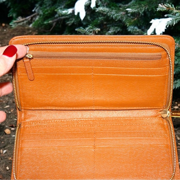 Michael Kors Beige Coated Canvas Hamilton Zip Around Wallet - EUC - Picture 3 of 6